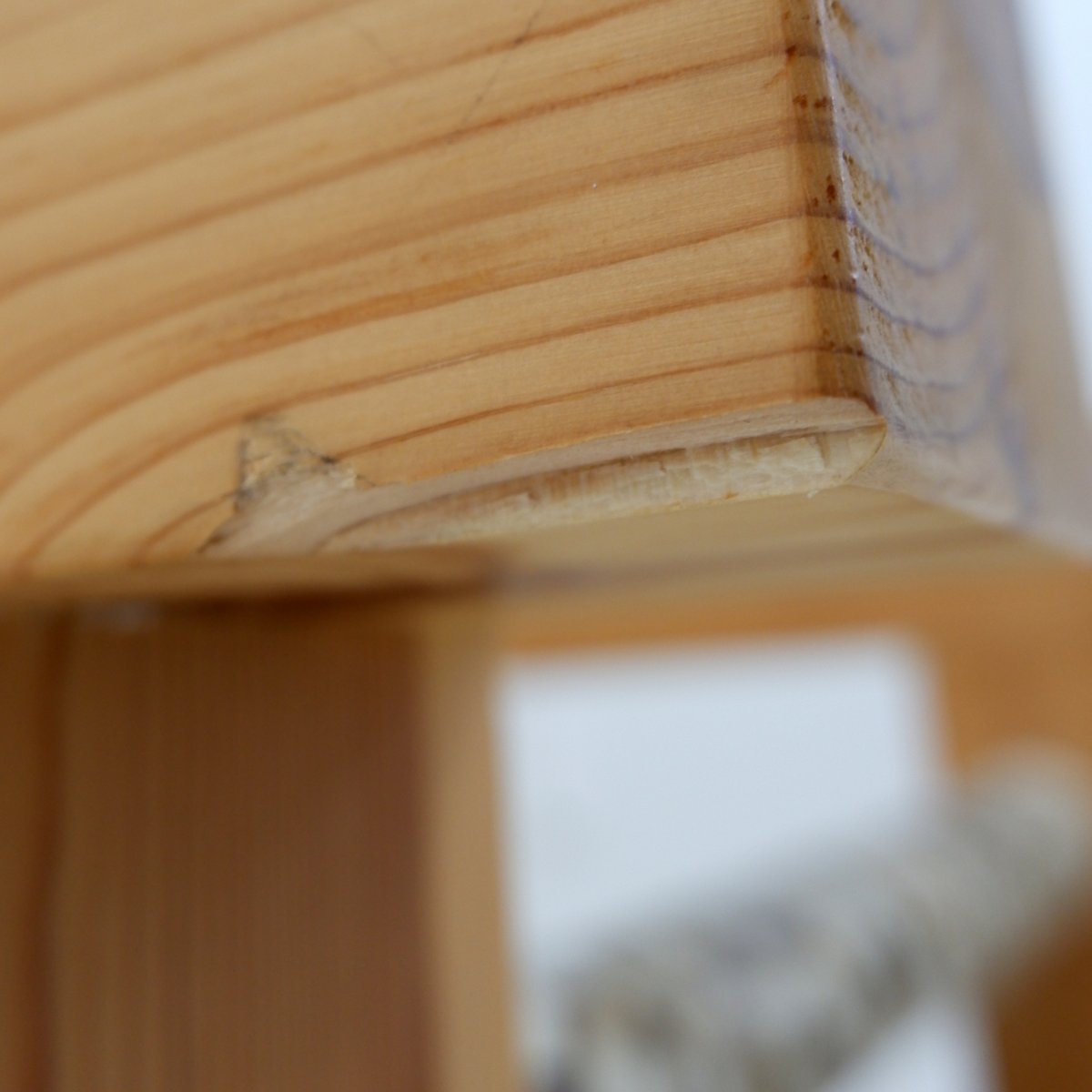 Chaise « Lincoln Rocca » en pin massif, par KRJST Studio – XXIe siècle-photo-8