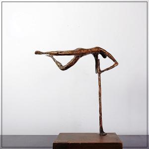 Sculpture en bronze représentant un homme acrobate, par Pieter Florizoon (1937-2015).