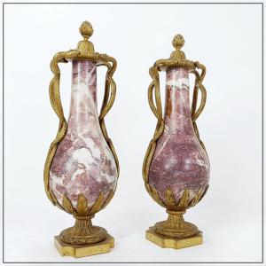 Paire de cassolettes en marbre et bronze de style Louis XVI, XIXe siècle
