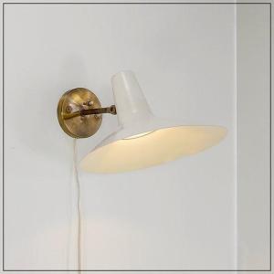 Applique à bras articulé blanc crème, style Giuseppe Ostuni