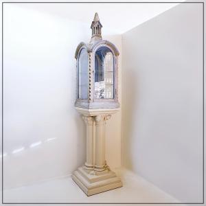 Cabinet de chapelle de style néo-gothique sur colonne en bois sculpté et laqué