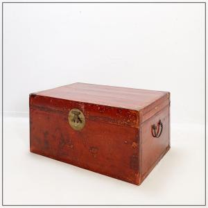 Coffre en cuir laqué rouge, Chine, début du XXe siècle