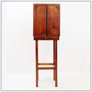 Meuble bar contemporain en bois avec détails marquetés - travail artisanal