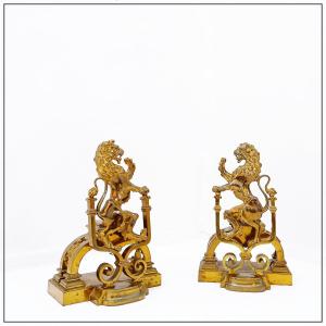 Paire de chenets anciens en bronze doré représentant des lions rampants, style XIXe siècle
