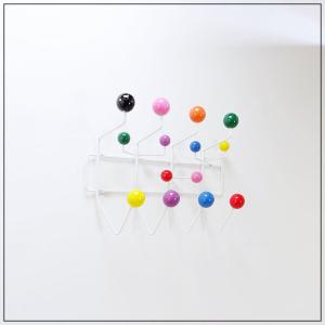 Porte-manteau mural avec boules colorées et structure métallique, style «Hang It All»