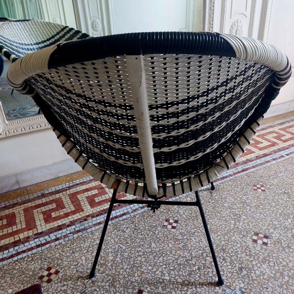 Paire de fauteuils Sputnik Satellite Tissée En Vinyle Noir Et Blanc, 1950s-photo-2