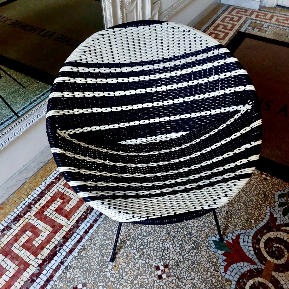 Paire de fauteuils Sputnik Satellite Tissée En Vinyle Noir Et Blanc, 1950s-photo-1