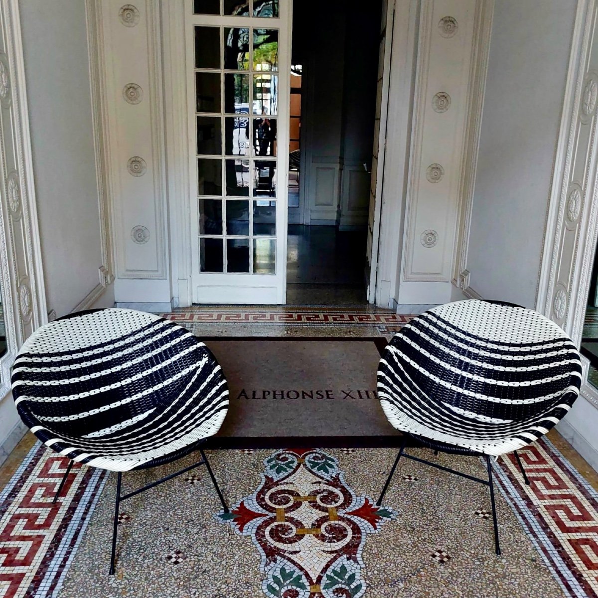 Paire de fauteuils Sputnik Satellite Tissée En Vinyle Noir Et Blanc, 1950s