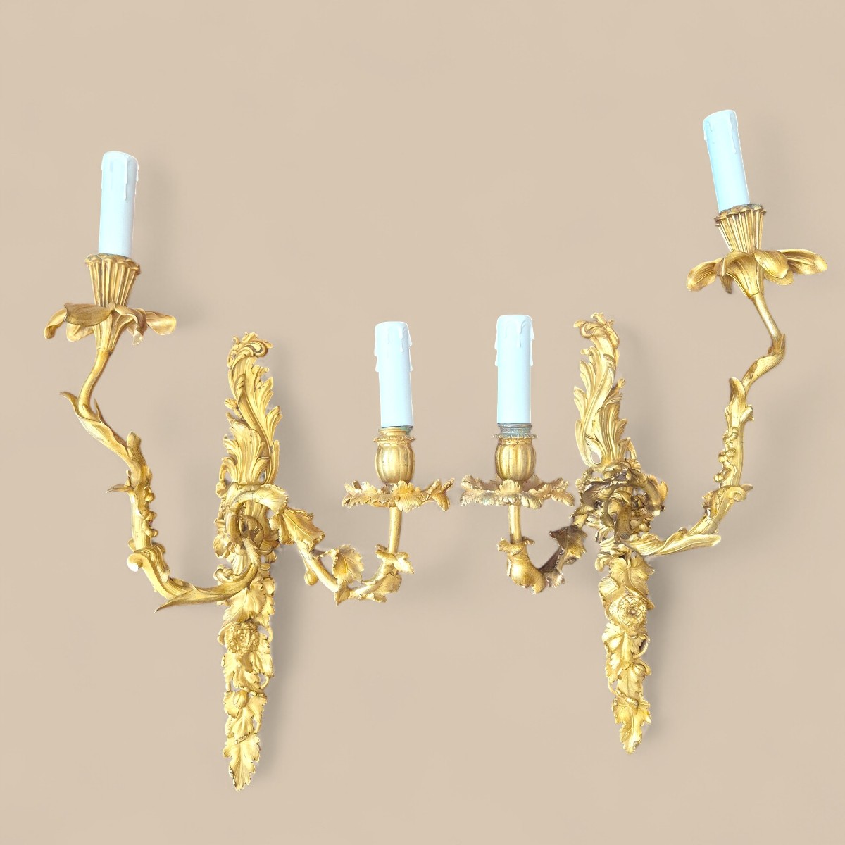 Paire d’appliques murales à deux bras de lumière en bronze doré, de style Régence, XIXe siècle