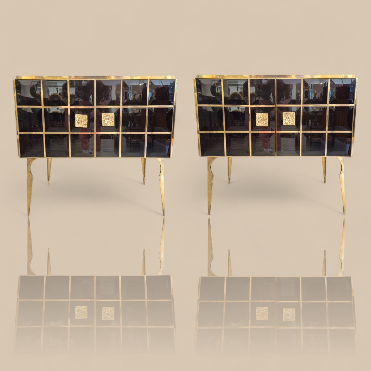 Paire de consoles en verre de Murano noir facetté et laiton doré, vers 1960/70