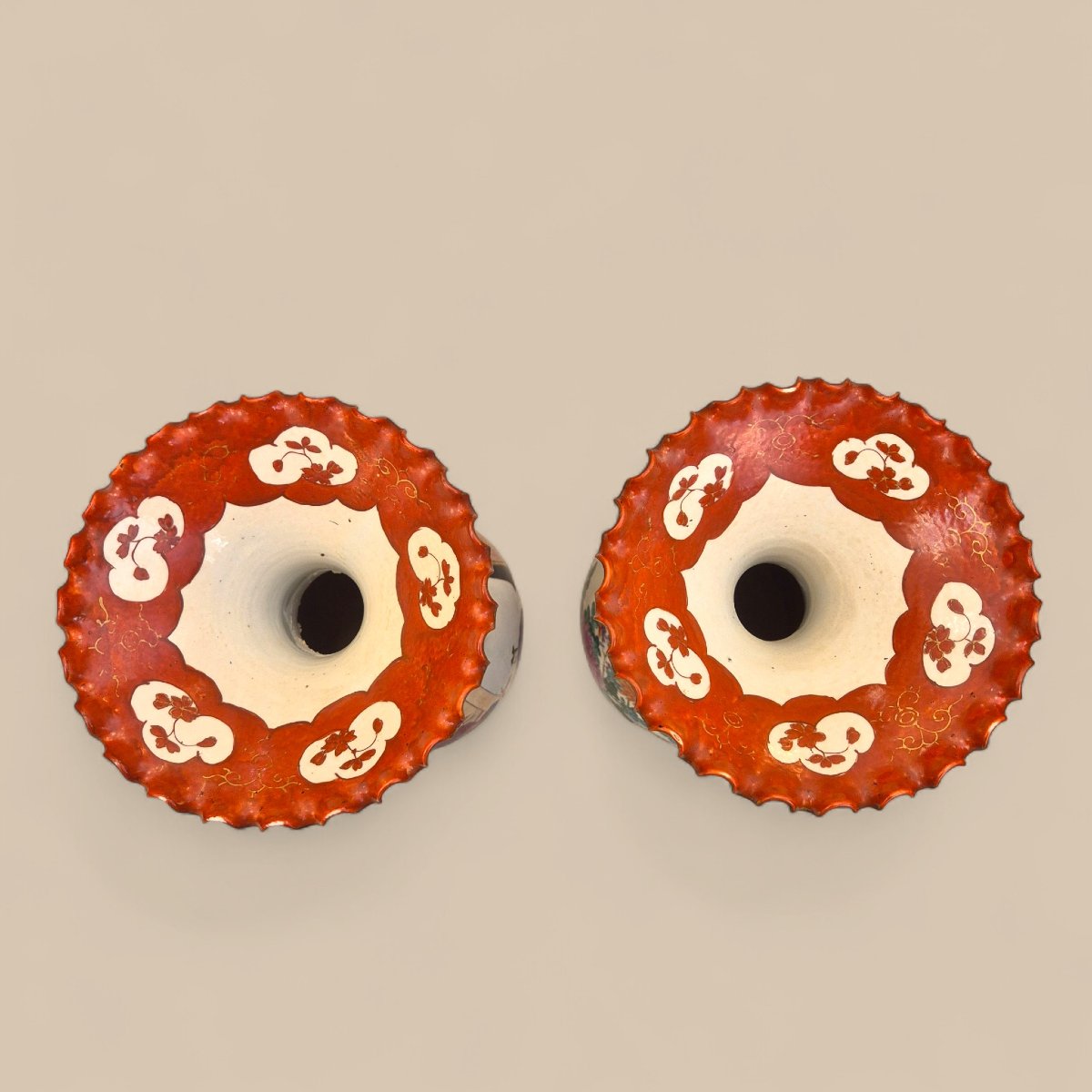 Pair Of Japanese Kutani Porcelain Vases With Scalloped Necks, Meiji Period, 19th Century-photo-1