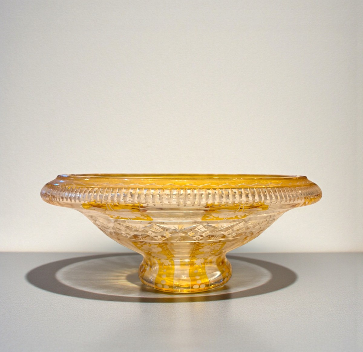 Coupe ancienne en cristal doublé ambre à décor fleuri– Époque victorienne, 19ème siècle