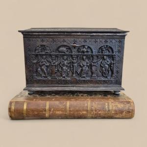 Petit Coffre cassette en Bronze Nickelé, XIXᵉ Siècle, aux Douze Apôtres et Signes du Zodiaque