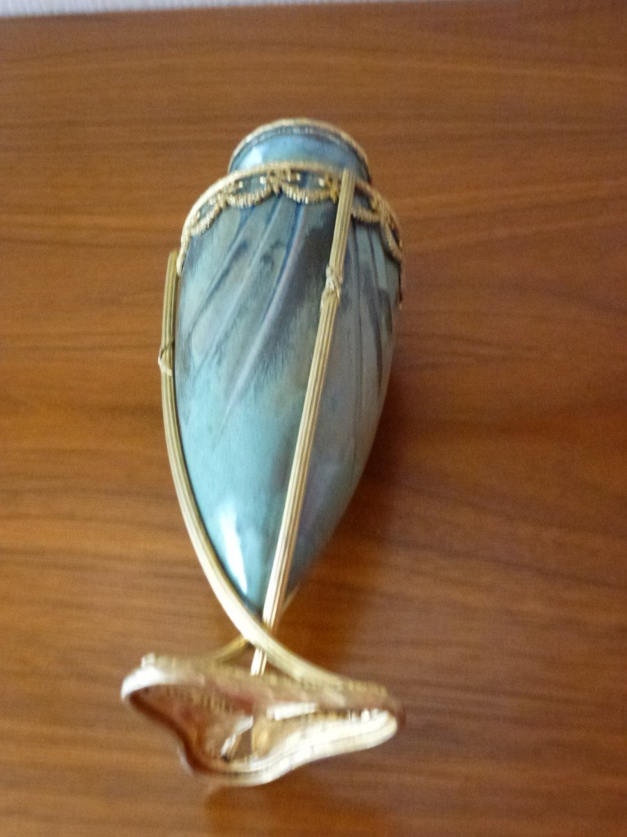 Broche Art Déco En Verre Tchèque Bleu Avec Monture Laiton Ouvragé Floral - 40x24mm, Occasion