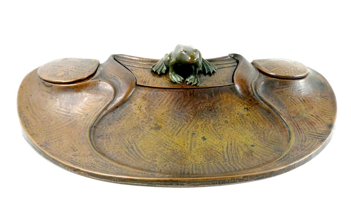 Japonisme : écritoire de table Art Nouveau Bronze Martelé à La Grenouille, 