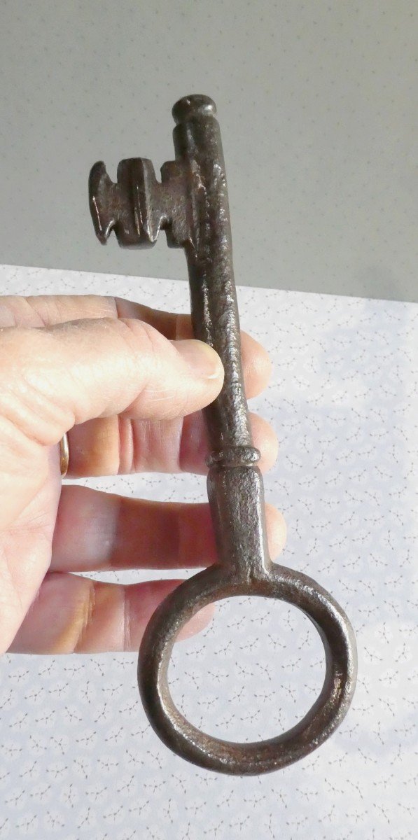 Puissante Clé Forgée, 16e Siècle, 18cm  Languedoc Ou Catalogne