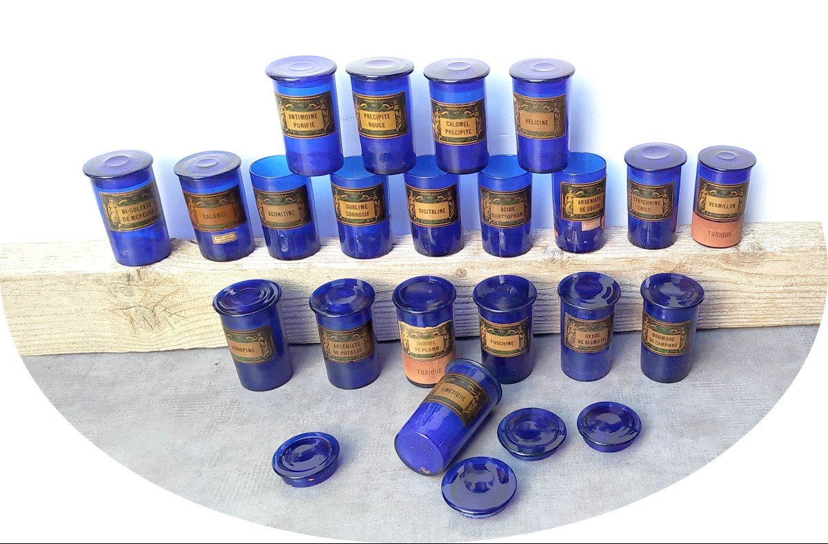 Suite De 20 Piluliers Couverts,  d'Une Pharmacie 19e Siècle, Verre Soufflé Couleur Cobalt, P-A