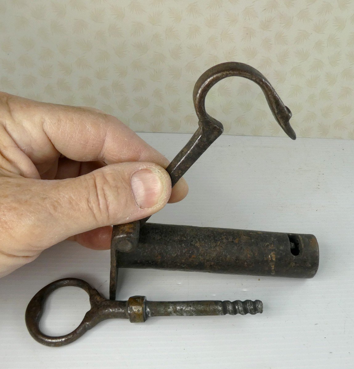 Cylindrical Wrought Iron Padlock, Its Screw Key, Germany 18th Century-photo-3