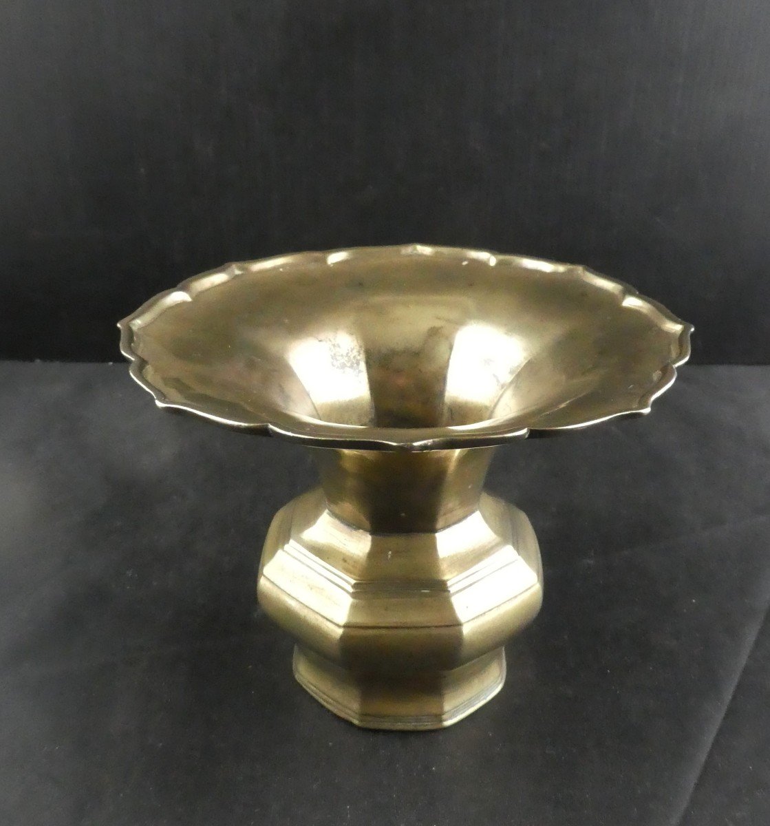 Elegant Corolle Spittoon Bell Brass, China, 18th Century