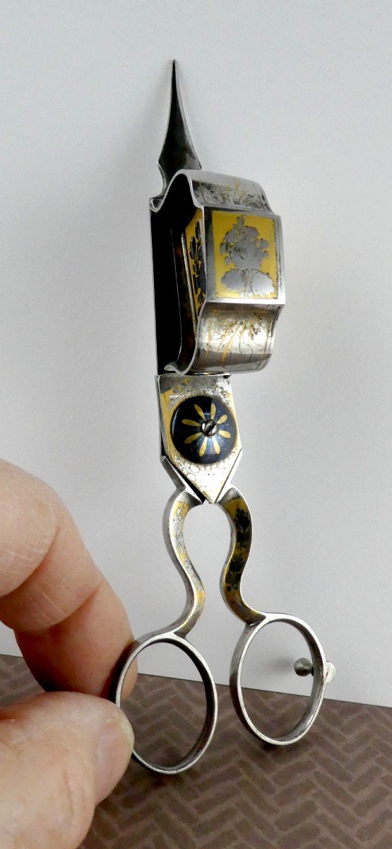 Eskilstuna, Luxurious Gold Damascus Mouchettes, Castle, Harp And Rose. Candle Snuffers-photo-3