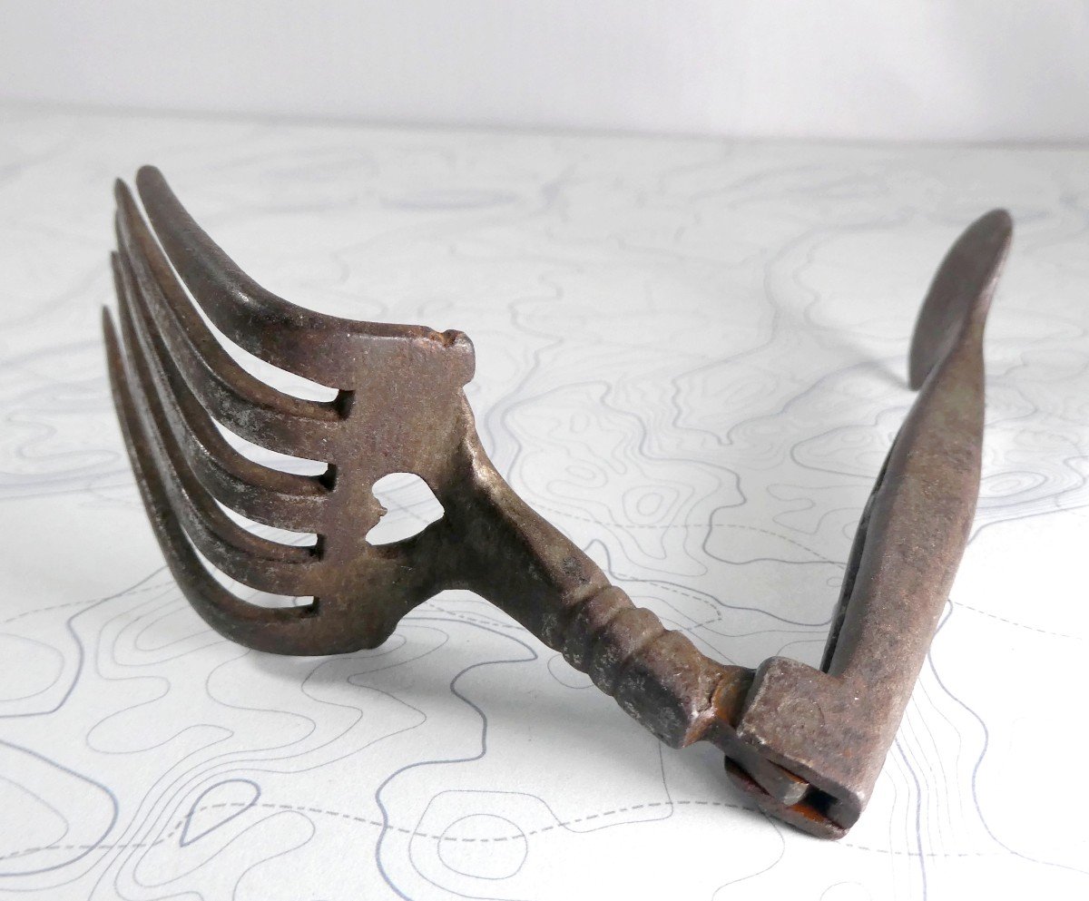 Fourchette Pliante XVIIe Fer Plaqué, Modèle Rare : 5 Dents Et Un Coeur !