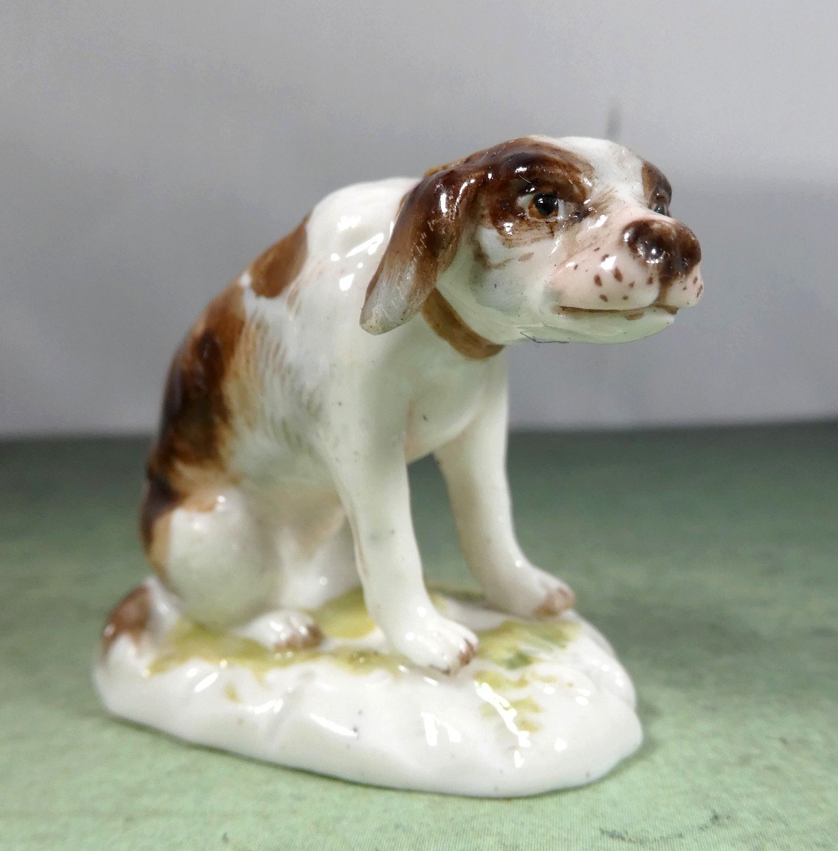 Meissen Minuscula : Sujet Animalier Miniature En Porcelaine: Chien De Chasse, 19e Siècle-photo-2