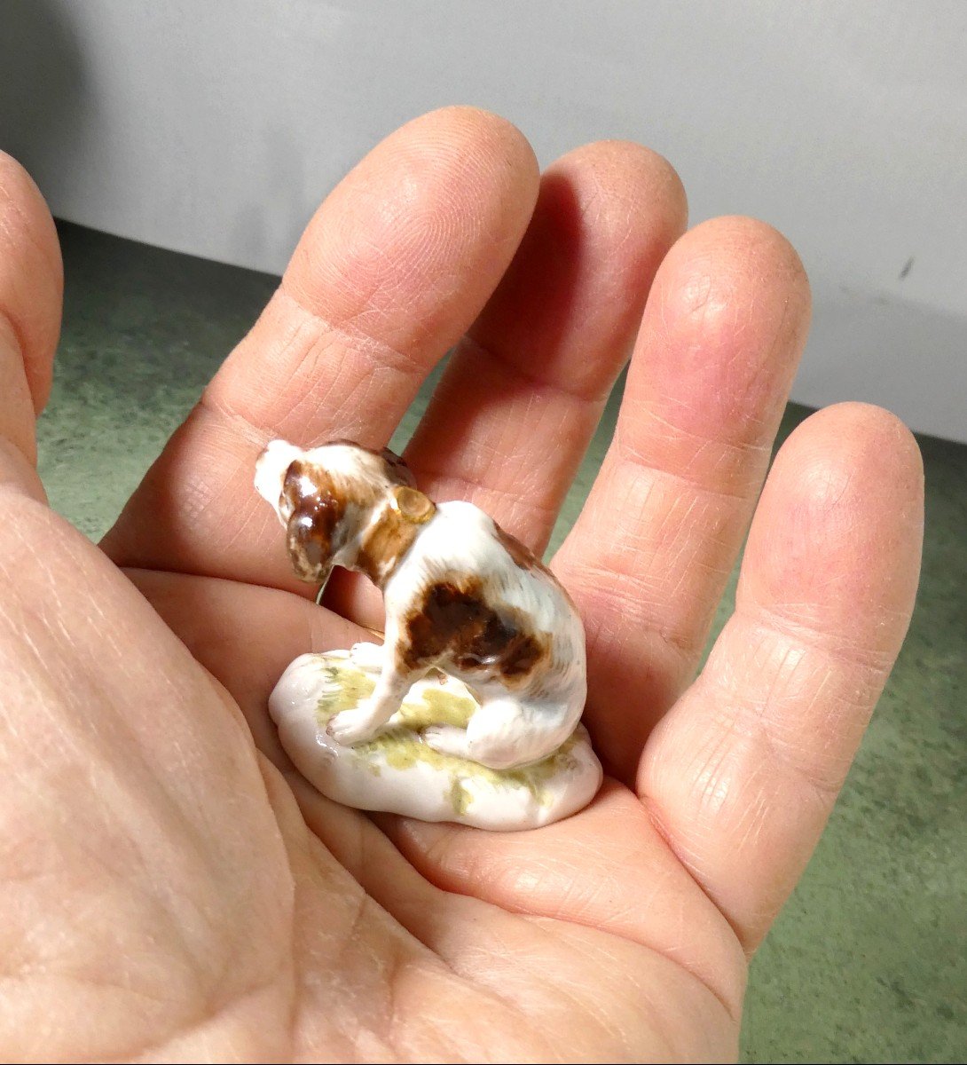 Meissen Minuscula : Sujet Animalier Miniature En Porcelaine: Chien De Chasse, 19e Siècle