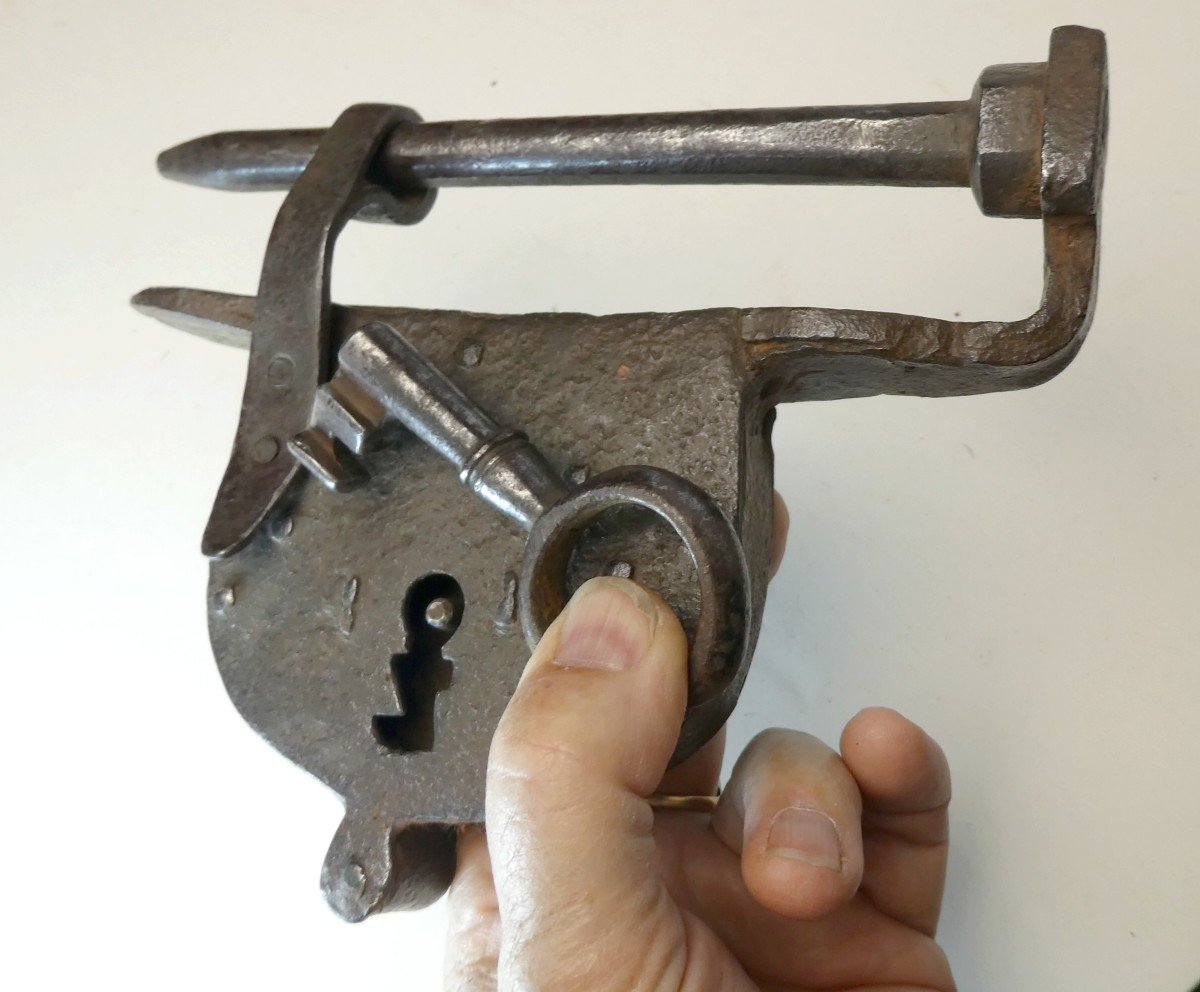 Cadenas du 17e Siècle, Forgé, sa Belle Clef, bon état, Une Vertevelle, 