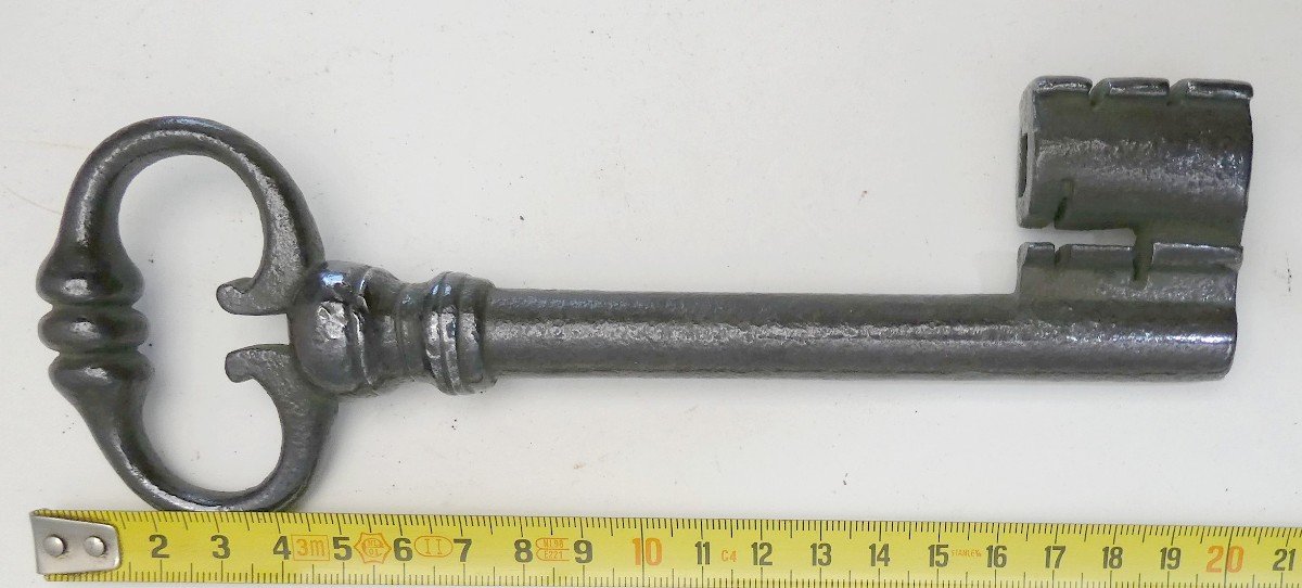 Massive 19.5cm Safe Key, France, Early 18th Century -photo-4
