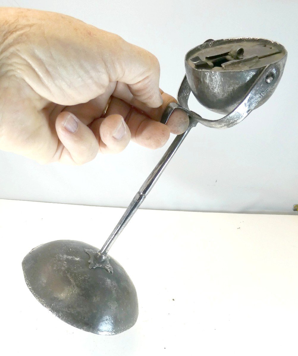Belle Lampe à Huile De Table, Fer Poli, à Cardan, 18e Siècle 