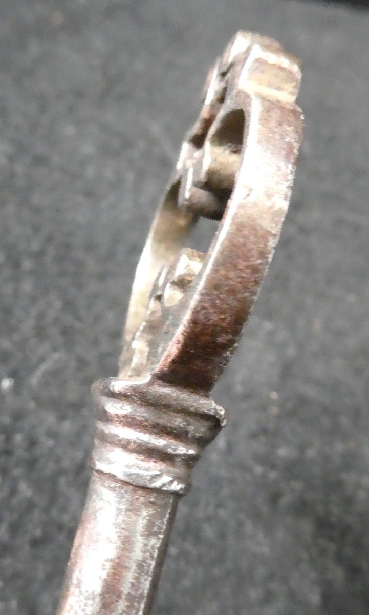 Pretty Pierced Ring Key, Louis XIII Period Furniture, Unique Model-photo-4