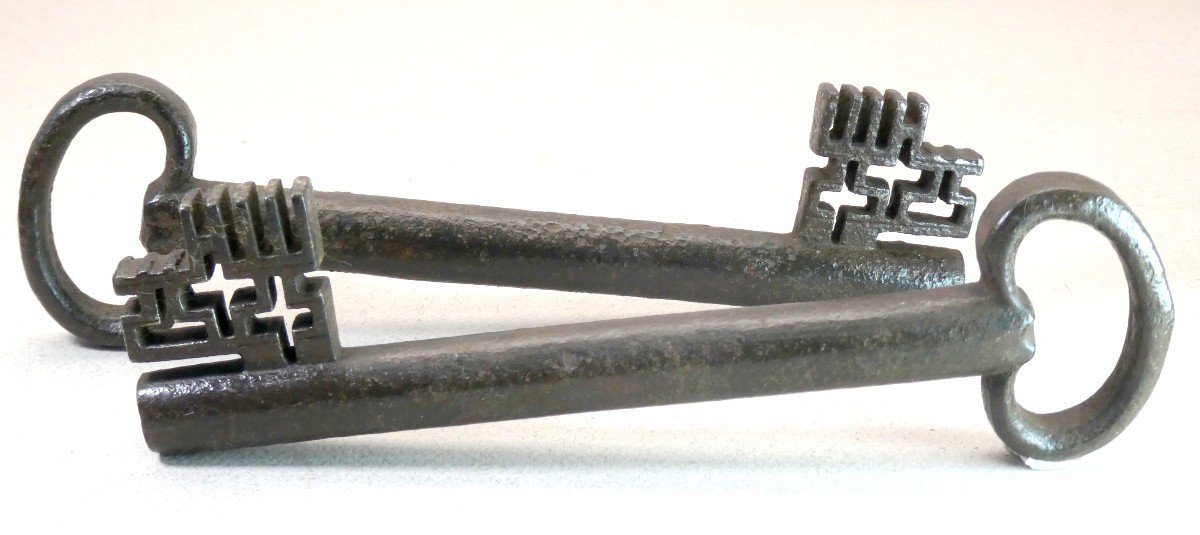 Genuine Pair Of Large Forged Keys, Late Gothic, 15-16th Century-photo-2