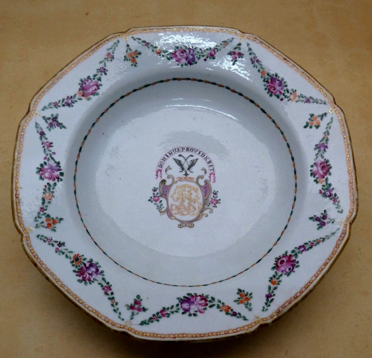 Compagnie Des Indes 18e Siècle : Riche Assiette Au Blason Couronné : Dieu Y Pourvoira-photo-3