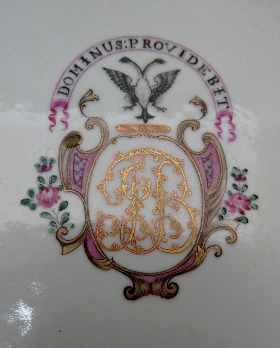 Compagnie Des Indes 18e Siècle : Riche Assiette Au Blason Couronné : Dieu Y Pourvoira-photo-1