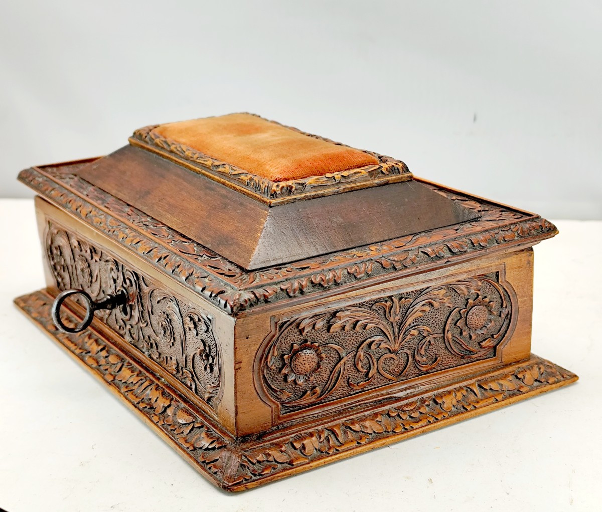 &eacute;poque Louis XIV, Bois De Ste Lucie : Bo&icirc;te &agrave; &eacute;pingles, Perruques