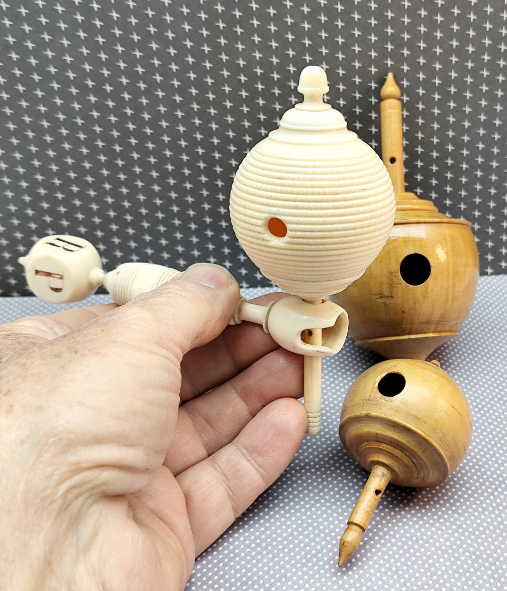 Three 19th Century Musical Spinning Tops, Boxwood And Bone, Fine Turning-photo-1