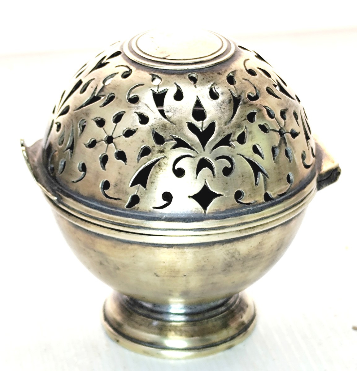 Boule à éponge XVIIIe , Objet De Toilette, Laiton Au Beau Repercé-photo-3