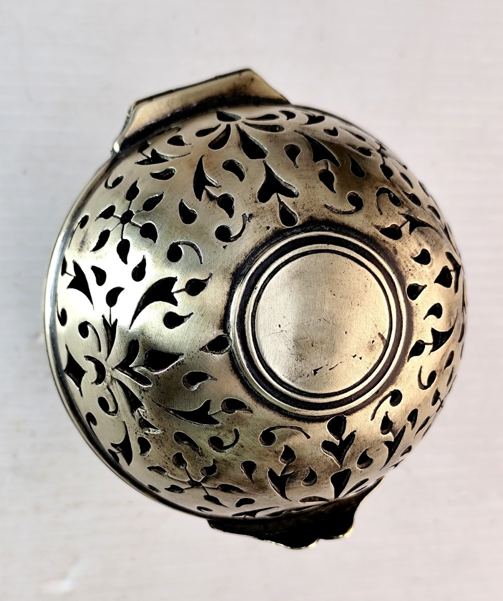 Boule à éponge XVIIIe , Objet De Toilette, Laiton Au Beau Repercé-photo-2