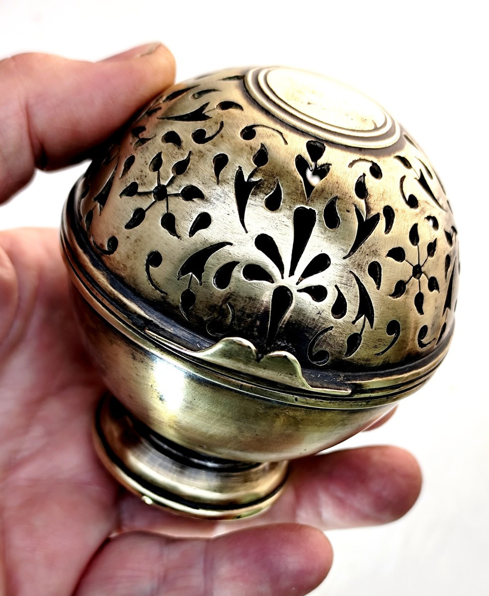 Boule à éponge XVIIIe , Objet De Toilette, Laiton Au Beau Repercé-photo-3