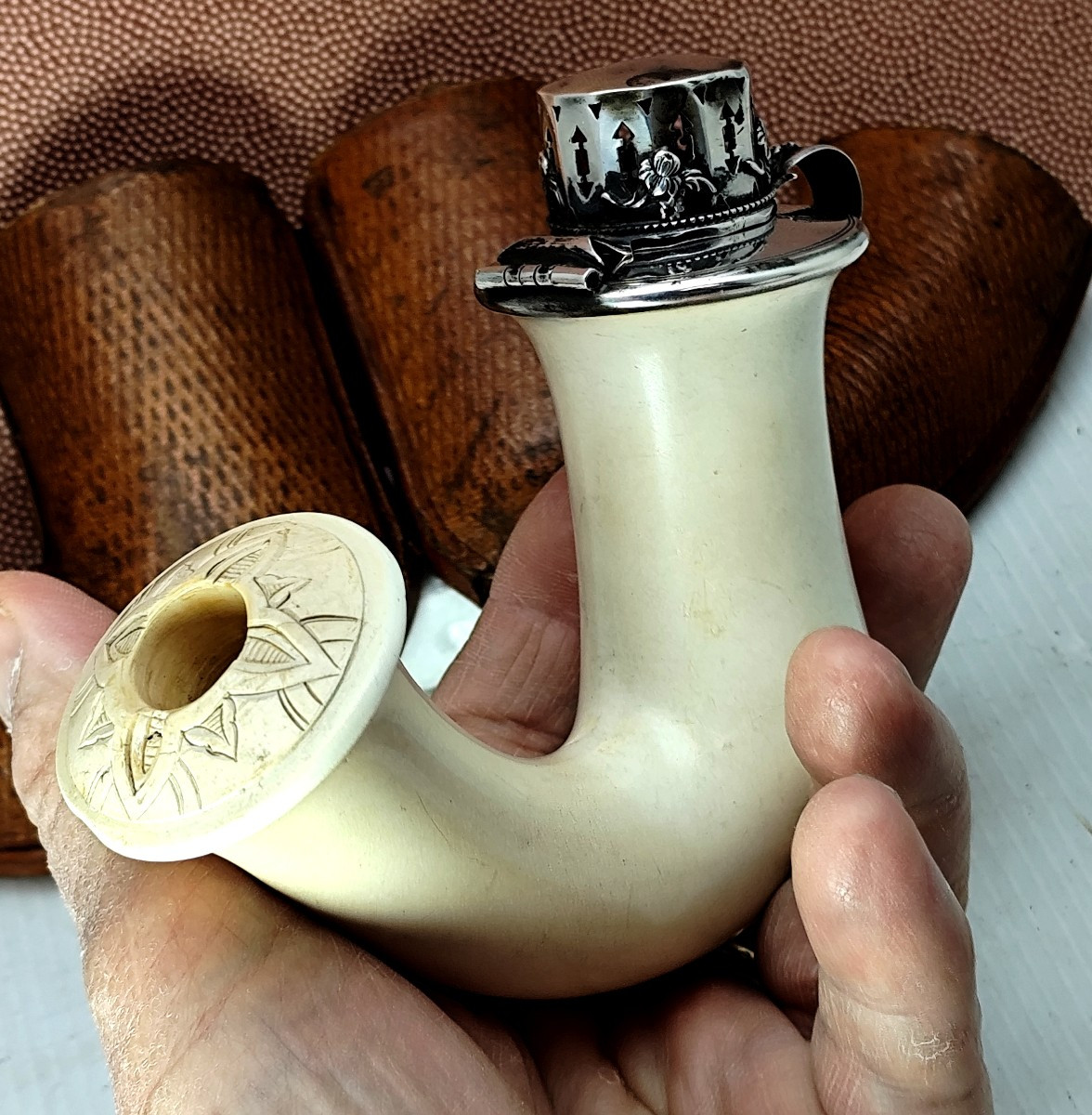 Pipe de Vienne, vers 1870, écume immaculée, argent ciselé, étui-cuir