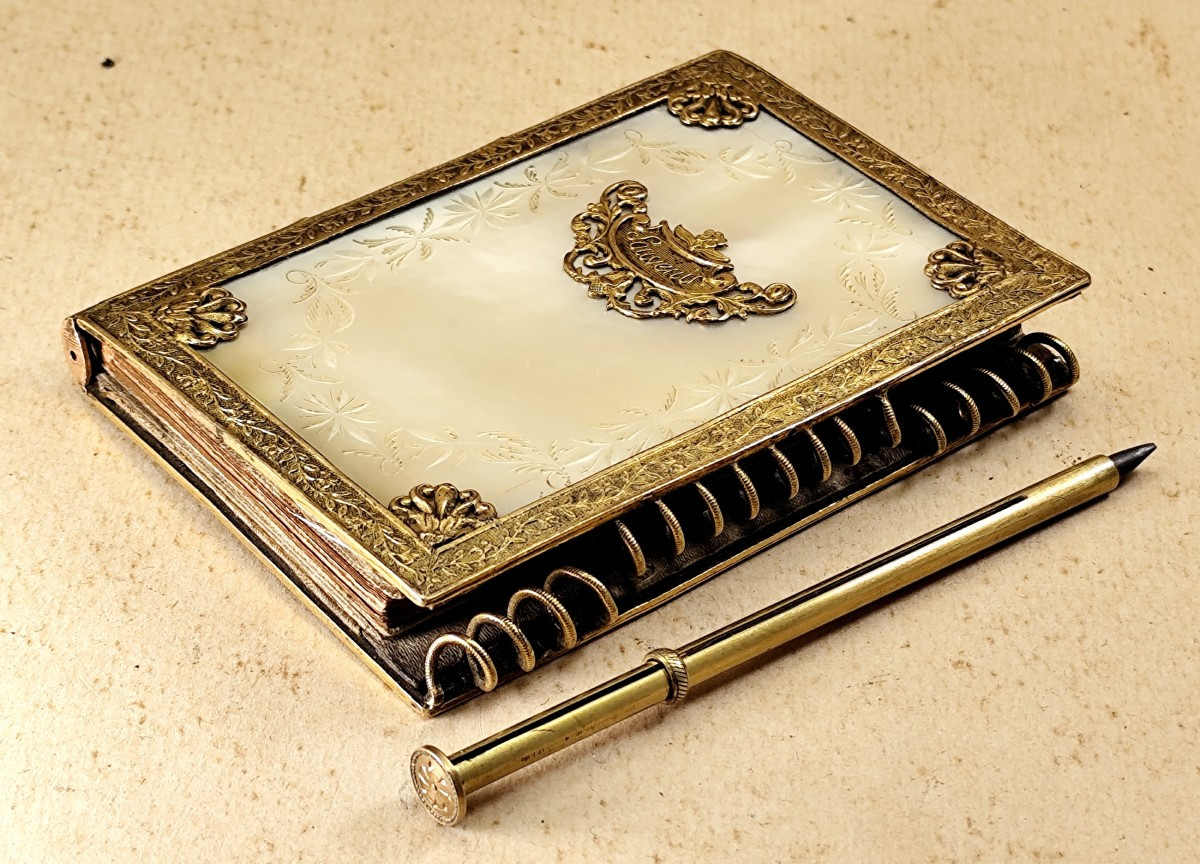 Palais Royal, Precious Mother-of-pearl And Gilt Binding, And 1822 Almanac-photo-1