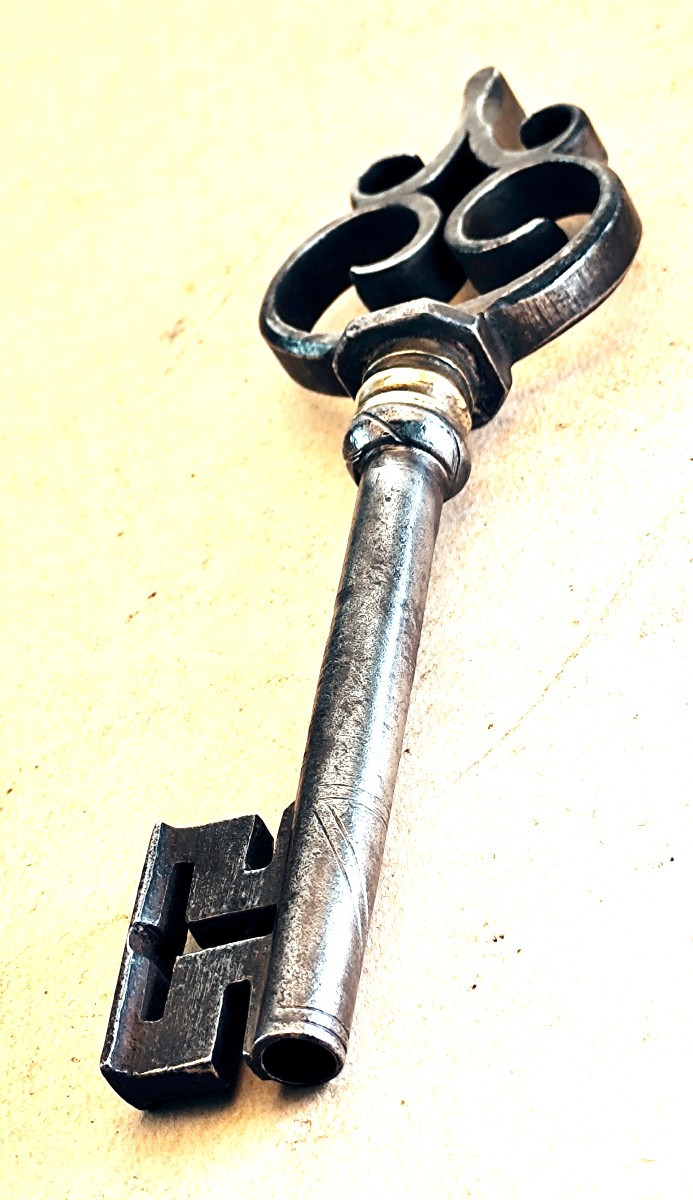 Belle clé à enroulements, du XVIe siècle, Suisse ou Autriche, 14,5cm-photo-2