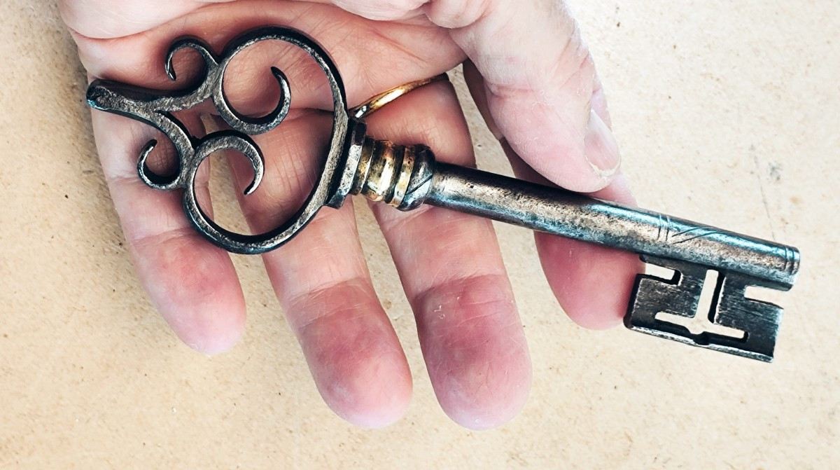 Belle clé à enroulements, du XVIe siècle, Suisse ou Autriche, 14,5cm