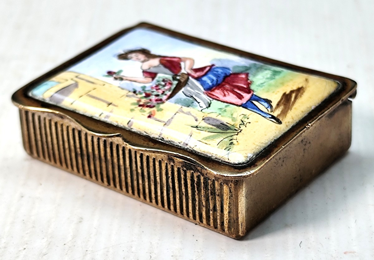 Boîte d’allumettes « parisienne » fin 19e siècle, émail : la Bouquetière, 