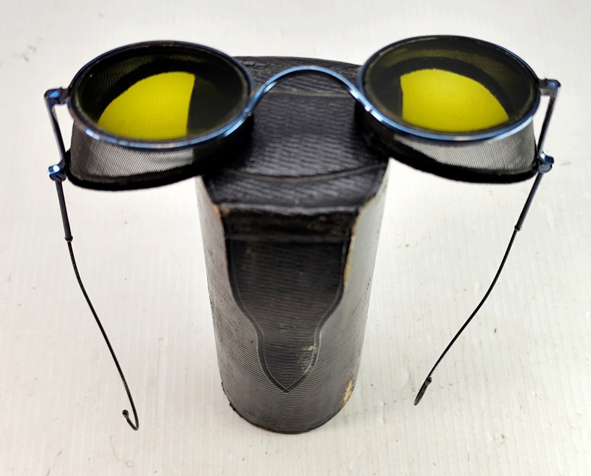 Lunettes à escarbilles, luxueuses, pour voyageur, fin 19e siècle, acier bleui, cuir de Russie