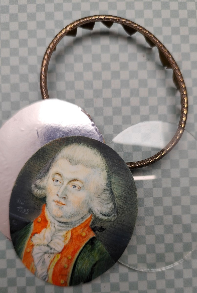 Miniature ovale, 1792, homme en habit-photo-1