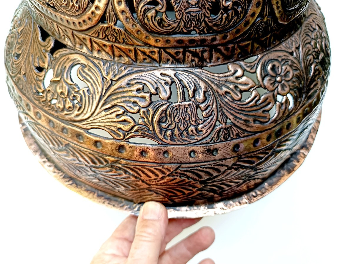 Cloche Cuivre ajouré décor de grotesque, Italie 17e siècle : couvercle de Braisière-photo-1
