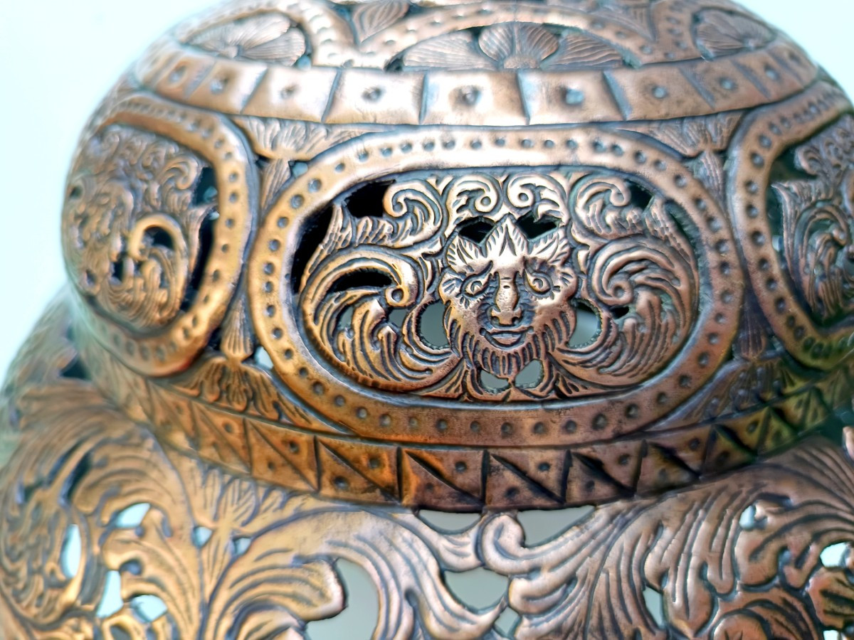 Cloche Cuivre ajouré décor de grotesque, Italie 17e siècle : couvercle de Braisière-photo-2