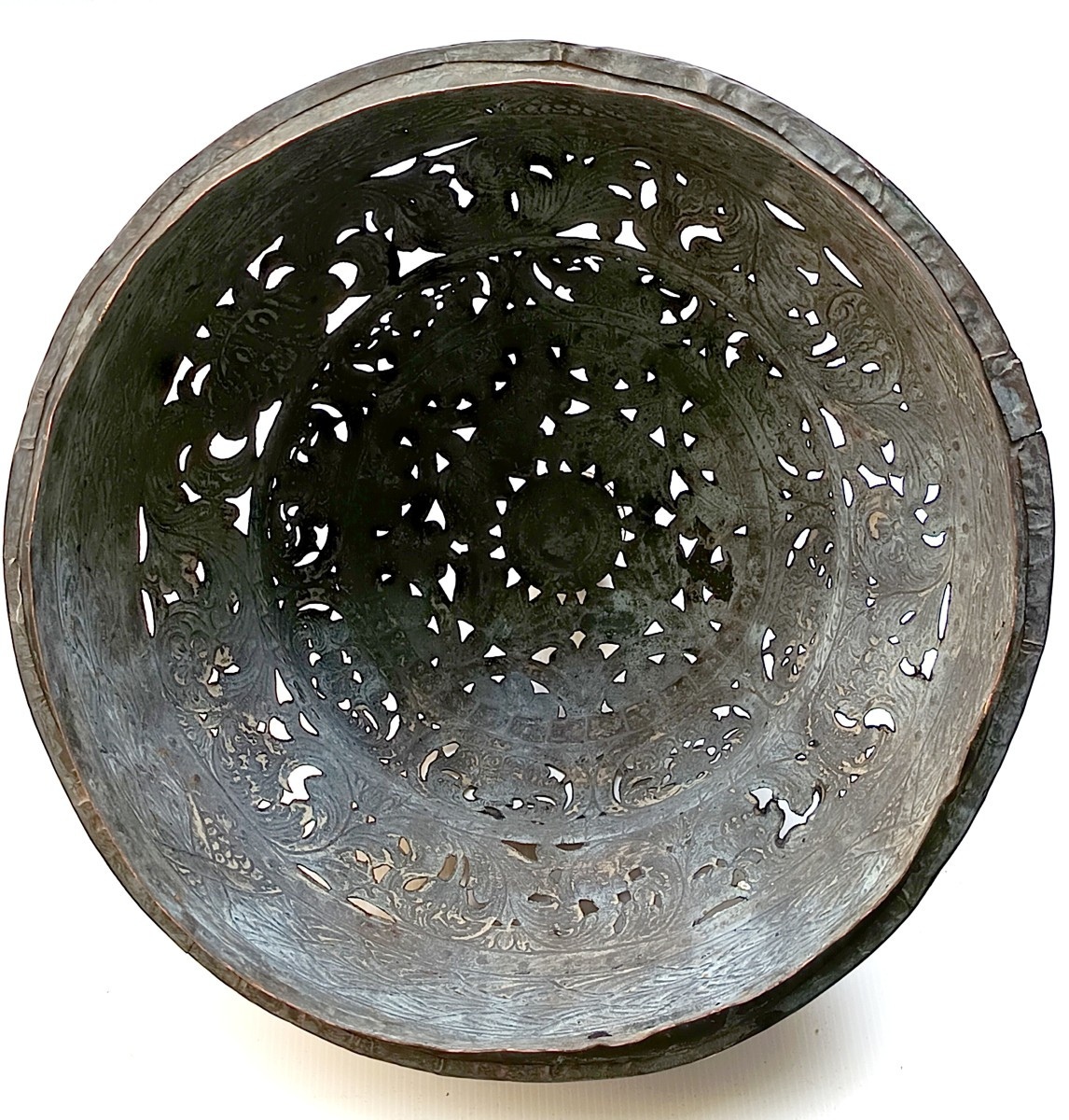 Cloche Cuivre ajouré décor de grotesque, Italie 17e siècle : couvercle de Braisière-photo-3