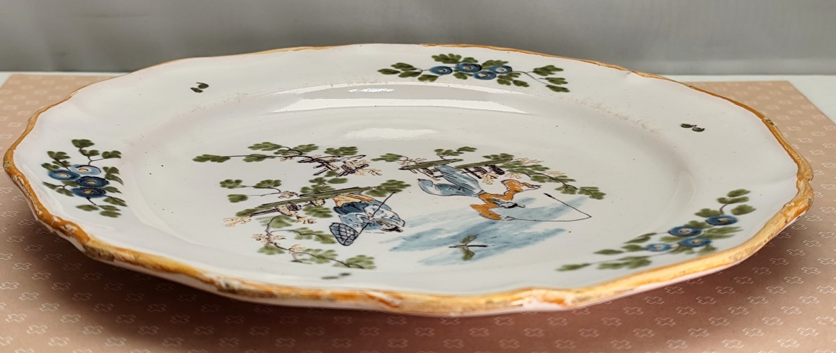 Assiette Moustiers 18e siècle aux pêcheurs, bordure jaune, bel état-photo-1
